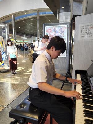 京都駅にて加藤大晴くんのリサイタルが行われました!演奏終了後は、観客から盛大な拍手が送られました✨